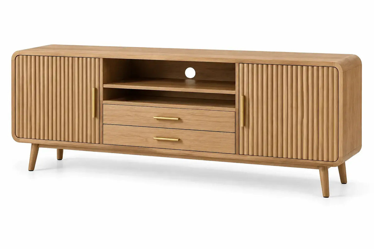 Mueble bajo para televisión con detalles de líneas verticales y estantes, marrón